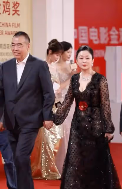 陳凱歌和老婆陳紅牽手同走紅毯引圍觀,55歲陳紅狀態超好,顯年輕