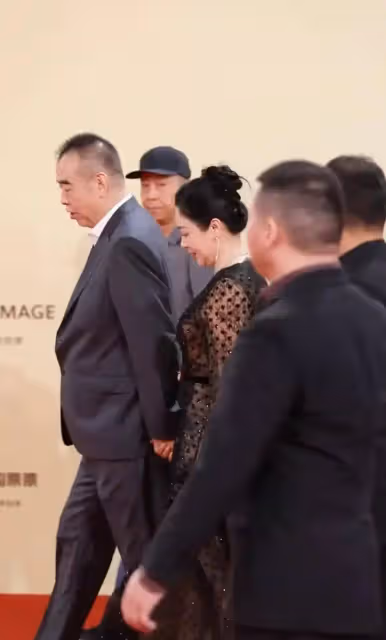 陳凱歌和老婆陳紅牽手同走紅毯引圍觀,55歲陳紅狀態超好,顯年輕