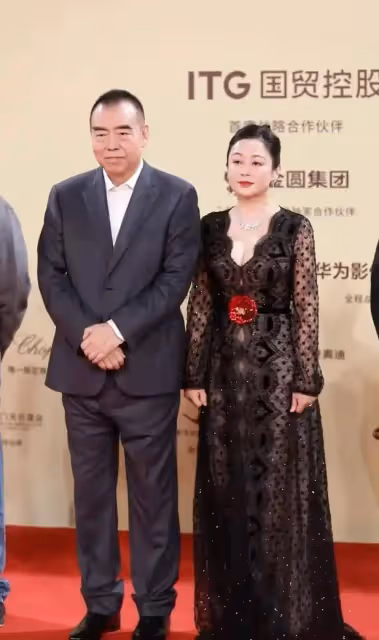 陳凱歌和老婆陳紅牽手同走紅毯引圍觀,55歲陳紅狀態超好,顯年輕
