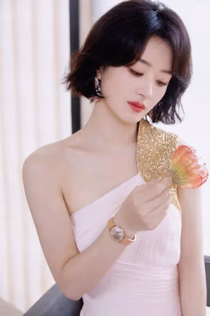 趙麗穎斜肩粉裙超靚麗!雪膚玉貌身材曼妙美得讓人窒息