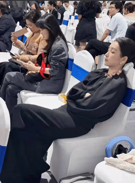 秦海璐「又」在金雞獎後台睡著了,這姐真隨地大小睡!