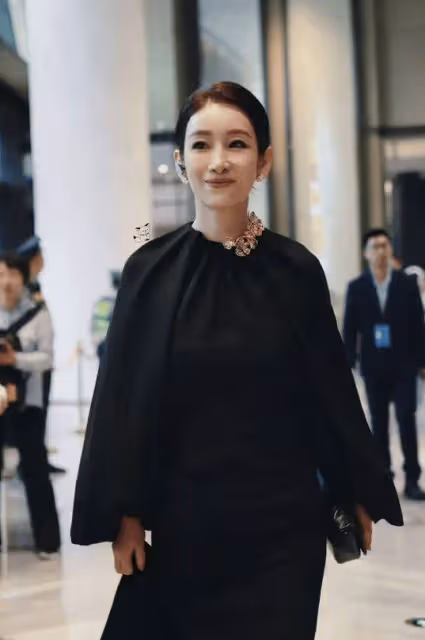 秦海璐「又」在金雞獎後台睡著了,這姐真隨地大小睡!