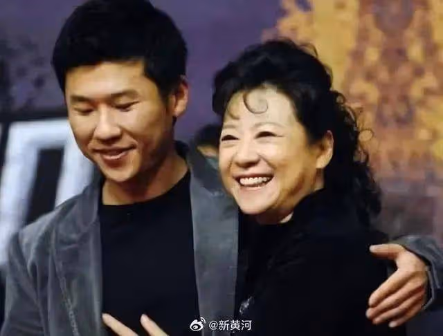王驍獲獎感言好真誠,稱小時候就摸過金雞獎盃,與母親成為少有的母子獲獎者