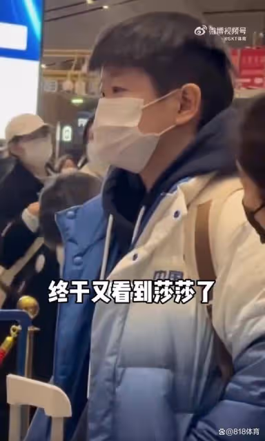 出征總決賽!孫穎莎現身首都機場和邱貽可有說有笑,王楚欽一臉疲憊