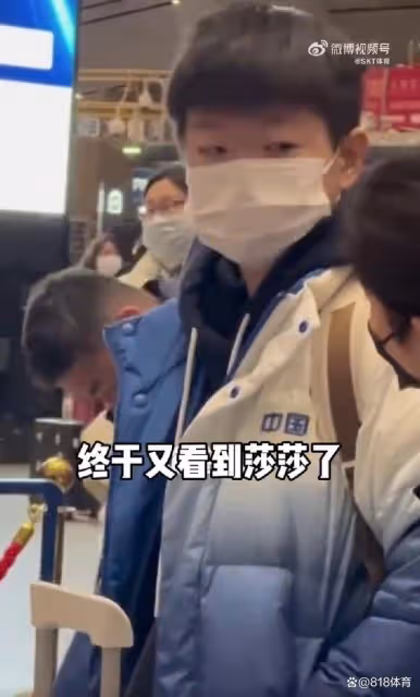 出征總決賽!孫穎莎現身首都機場和邱貽可有說有笑,王楚欽一臉疲憊