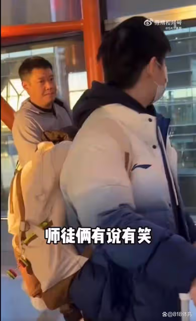 出征總決賽!孫穎莎現身首都機場和邱貽可有說有笑,王楚欽一臉疲憊