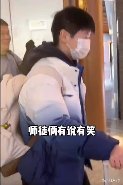 出征總決賽!孫穎莎現身首都機場和邱貽可有說有笑,王楚欽一臉疲憊