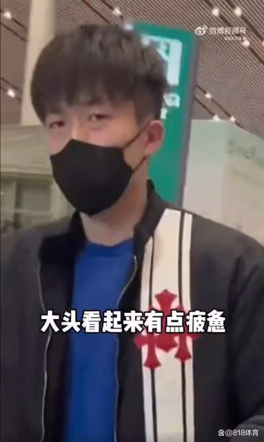 出征總決賽!孫穎莎現身首都機場和邱貽可有說有笑,王楚欽一臉疲憊