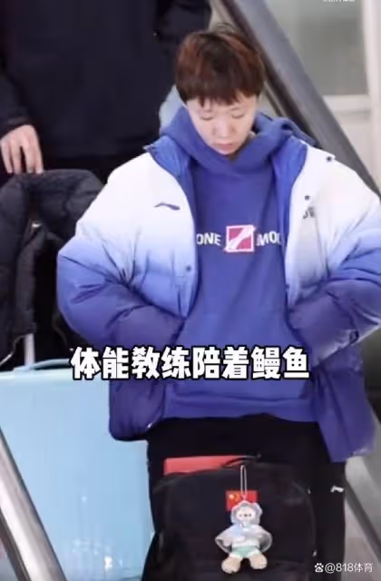 出征總決賽!孫穎莎現身首都機場和邱貽可有說有笑,王楚欽一臉疲憊