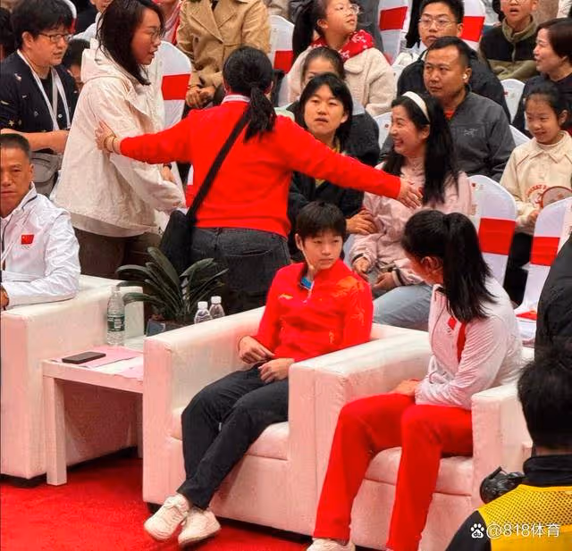可愛!武漢降溫全紅嬋凍得哈氣搓手,裹棉襖分拳擊冠軍李倩一隻袖子