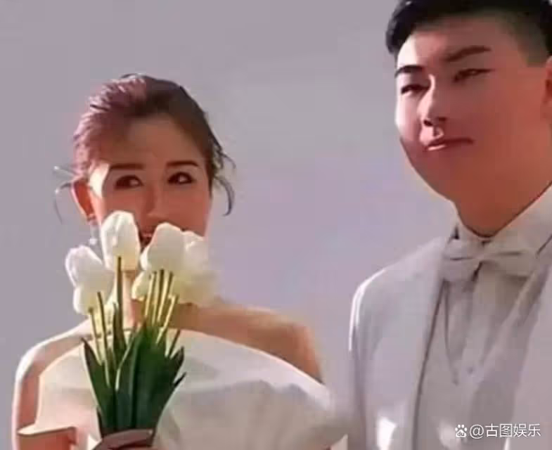 大衣嫂抱孫子愛不釋手,小臉蛋白白凈凈酷似朱小偉,陳萌母憑子貴