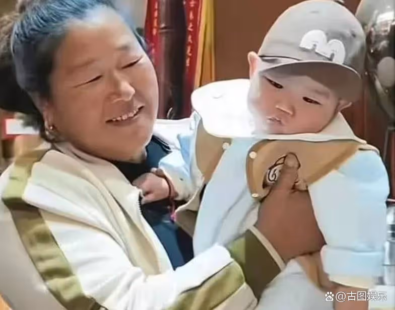 大衣嫂抱孫子愛不釋手,小臉蛋白白凈凈酷似朱小偉,陳萌母憑子貴