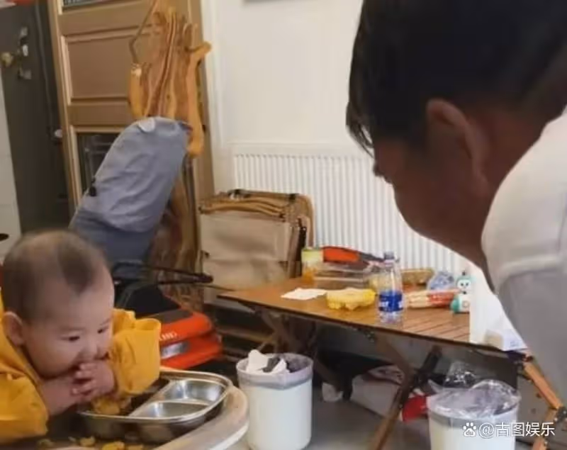大衣嫂抱孫子愛不釋手,小臉蛋白白凈凈酷似朱小偉,陳萌母憑子貴