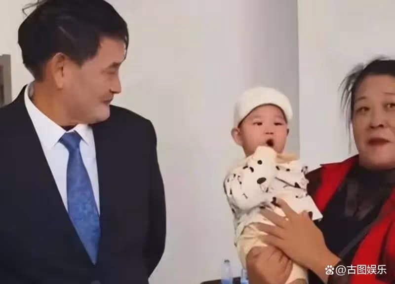 大衣嫂抱孫子愛不釋手,小臉蛋白白凈凈酷似朱小偉,陳萌母憑子貴