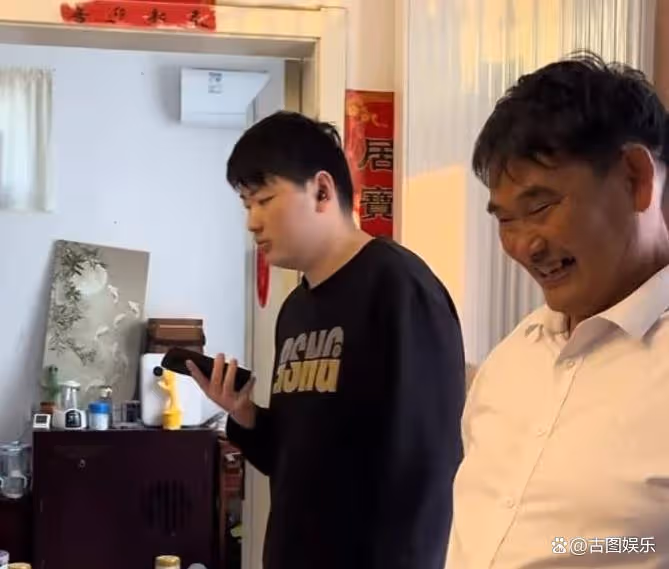 大衣嫂抱孫子愛不釋手,小臉蛋白白凈凈酷似朱小偉,陳萌母憑子貴