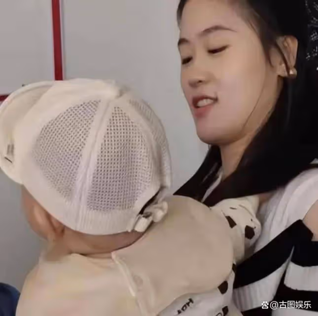 大衣嫂抱孫子愛不釋手,小臉蛋白白凈凈酷似朱小偉,陳萌母憑子貴