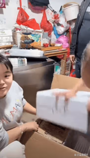 向太送曉華香奈兒絕版包包,寫信稱希望能和她成為閨蜜