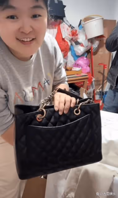 向太送曉華香奈兒絕版包包,寫信稱希望能和她成為閨蜜