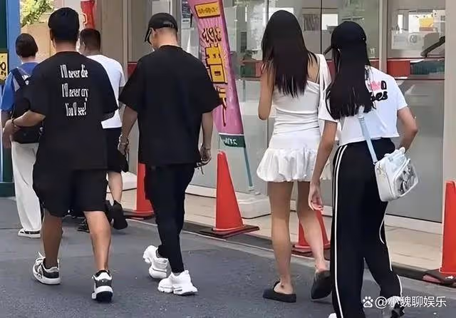 汪峰19歲女兒小蘋果近照大變樣,露腰低胸上衣被指太成熟