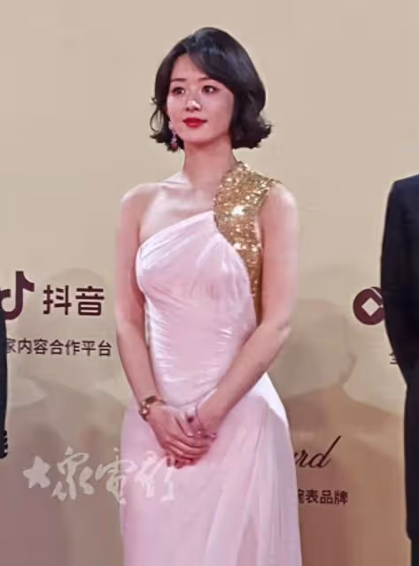 劉丹榮獲最佳女配角,激動失聲與王驍相擁慶祝,趙麗穎滿臉羨慕