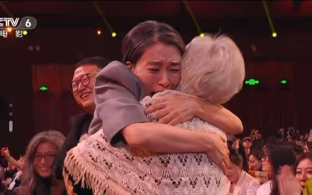 劉丹榮獲最佳女配角,激動失聲與王驍相擁慶祝,趙麗穎滿臉羨慕