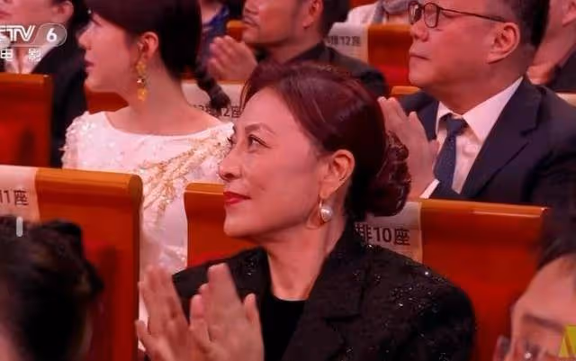 劉丹榮獲最佳女配角,激動失聲與王驍相擁慶祝,趙麗穎滿臉羨慕