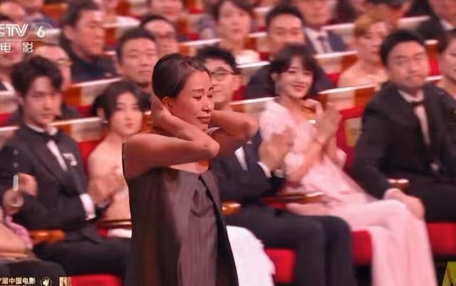 劉丹榮獲最佳女配角,激動失聲與王驍相擁慶祝,趙麗穎滿臉羨慕