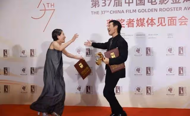 劉丹榮獲最佳女配角,激動失聲與王驍相擁慶祝,趙麗穎滿臉羨慕