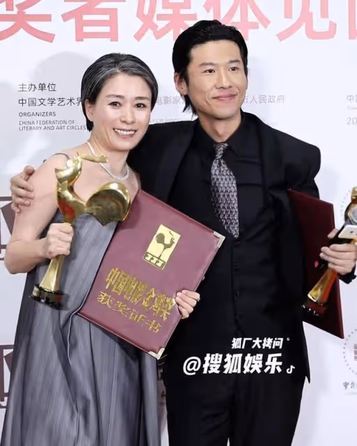 劉丹榮獲最佳女配角,激動失聲與王驍相擁慶祝,趙麗穎滿臉羨慕
