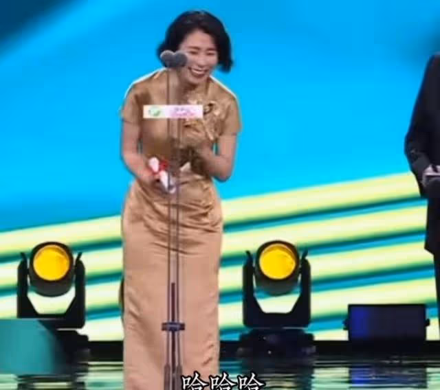 劉丹榮獲最佳女配角,激動失聲與王驍相擁慶祝,趙麗穎滿臉羨慕
