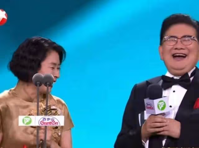 劉丹榮獲最佳女配角,激動失聲與王驍相擁慶祝,趙麗穎滿臉羨慕