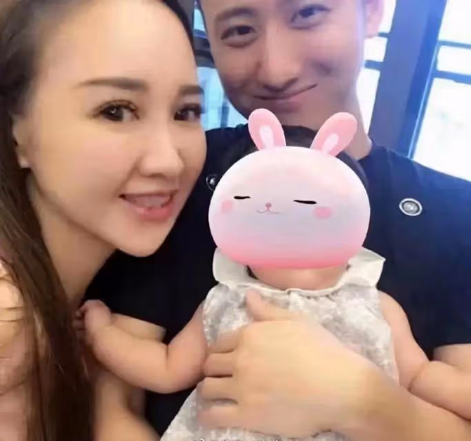 葉珂怕前夫開錘,將黃曉明送的東西抵債1000萬,黃一槍中標葉懷孕