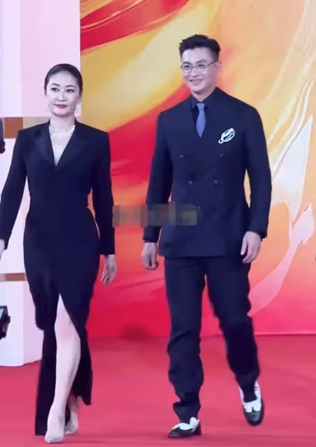 周一圍梁靜一同現身紅毯,梁靜身穿黑色長裙狀態超好,周一圍好帥
