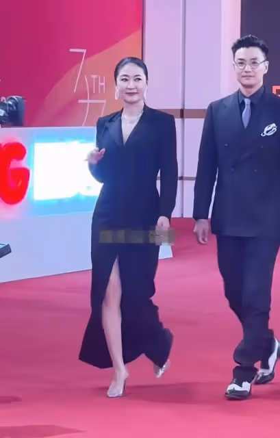 周一圍梁靜一同現身紅毯,梁靜身穿黑色長裙狀態超好,周一圍好帥