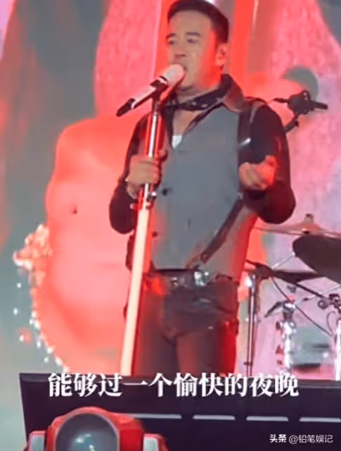 楊坤澳門演唱會,有女生現場喊刀郎,楊坤親自下場給大家握手
