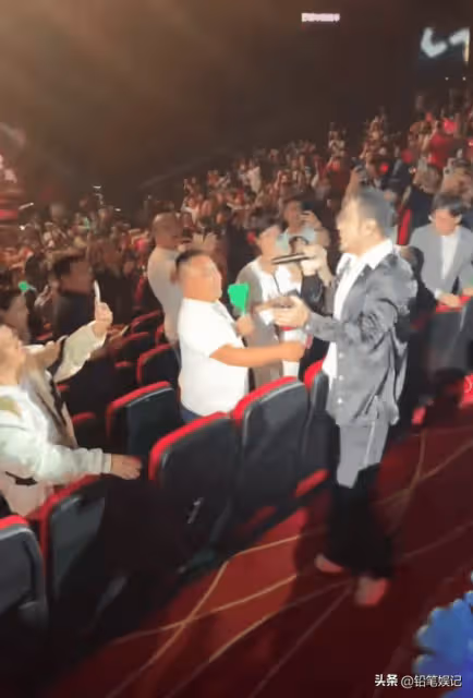 楊坤澳門演唱會,有女生現場喊刀郎,楊坤親自下場給大家握手