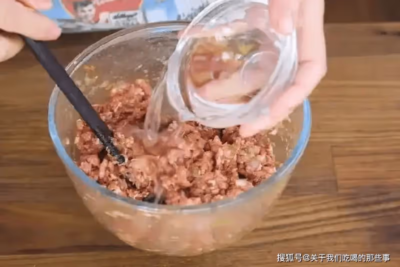 不管調什麼肉餡,順序不能錯!教你正確做法和竅門,肉餡又香又嫩