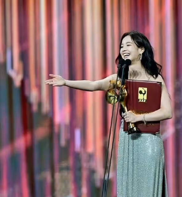 李庚希斬獲金雞影后，00後小花三足鼎立，未來可期引熱議