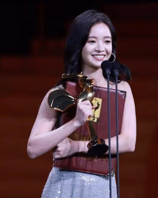 李庚希斬獲金雞影后，00後小花三足鼎立，未來可期引熱議