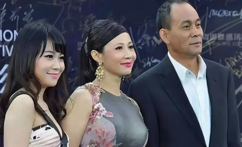 張光北夫妻一同現身參加活動，60歲老婆身材迷人狀態超好，真美