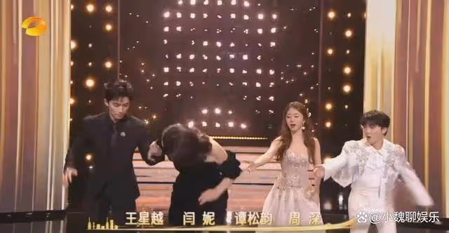 53歲閆妮大開叉裙亮相典禮,「微醺」上台差點摔倒,王星越扶住姐姐