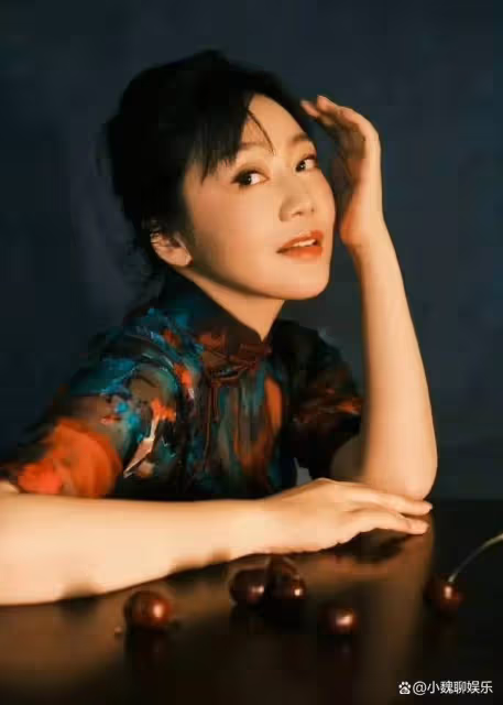 53歲閆妮大開叉裙亮相典禮,「微醺」上台差點摔倒,王星越扶住姐姐
