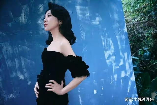 53歲閆妮大開叉裙亮相典禮,「微醺」上台差點摔倒,王星越扶住姐姐