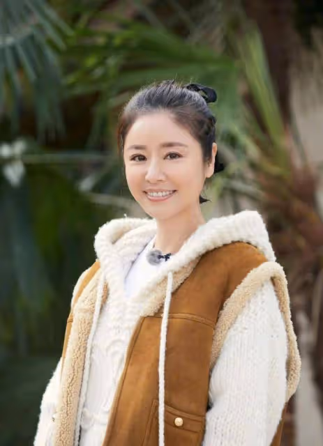 林心如引領秋冬新風尚:羽絨服搭配闊腿褲與小白鞋,顯年輕感