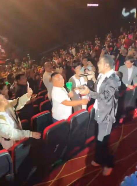 楊坤在澳門演唱會現場互動,女生高喊刀郎,他親自下台與觀眾握手