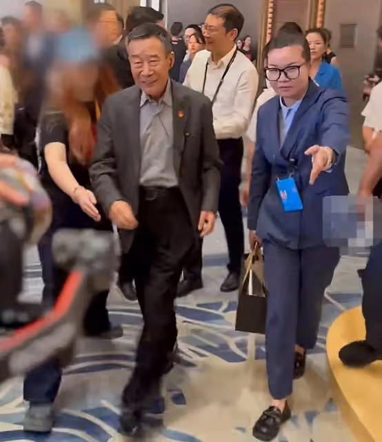 70歲藝術家李雪健拒絕工作人員貼身開道,獲網友大讚不愧是藝術家