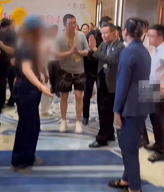 70歲藝術家李雪健拒絕工作人員貼身開道,獲網友大讚不愧是藝術家