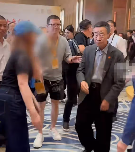 70歲藝術家李雪健拒絕工作人員貼身開道,獲網友大讚不愧是藝術家