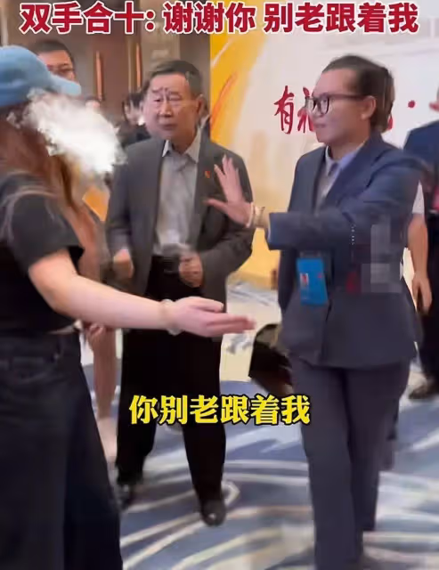 70歲藝術家李雪健拒絕工作人員貼身開道,獲網友大讚不愧是藝術家