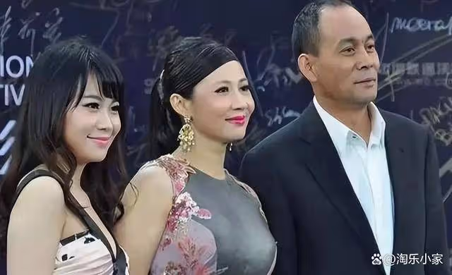 張光北攜60歲美妻現身活動,身材迷人似少女,狀態超好!
